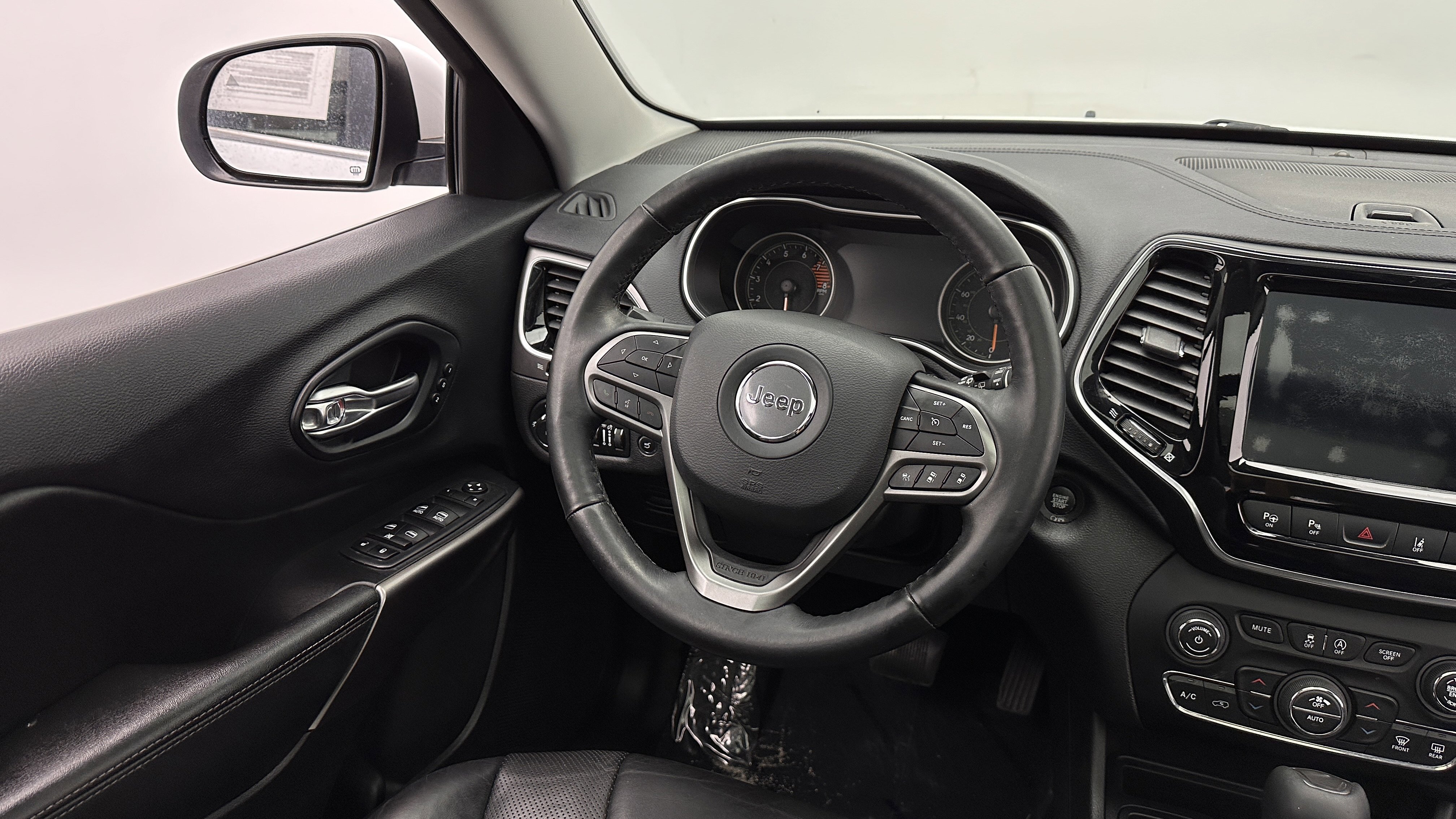 Used 2019 Jeep Cherokee Limited w/ Technology Group FWD image 30