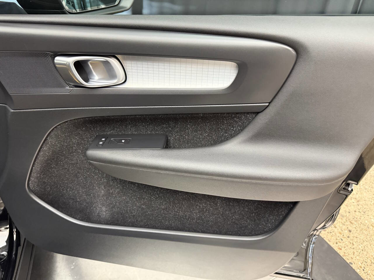 Used 2019 Volvo XC40 T5 Momentum image 24