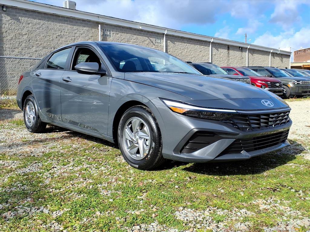 New 2026 Hyundai Elantra SE image 2