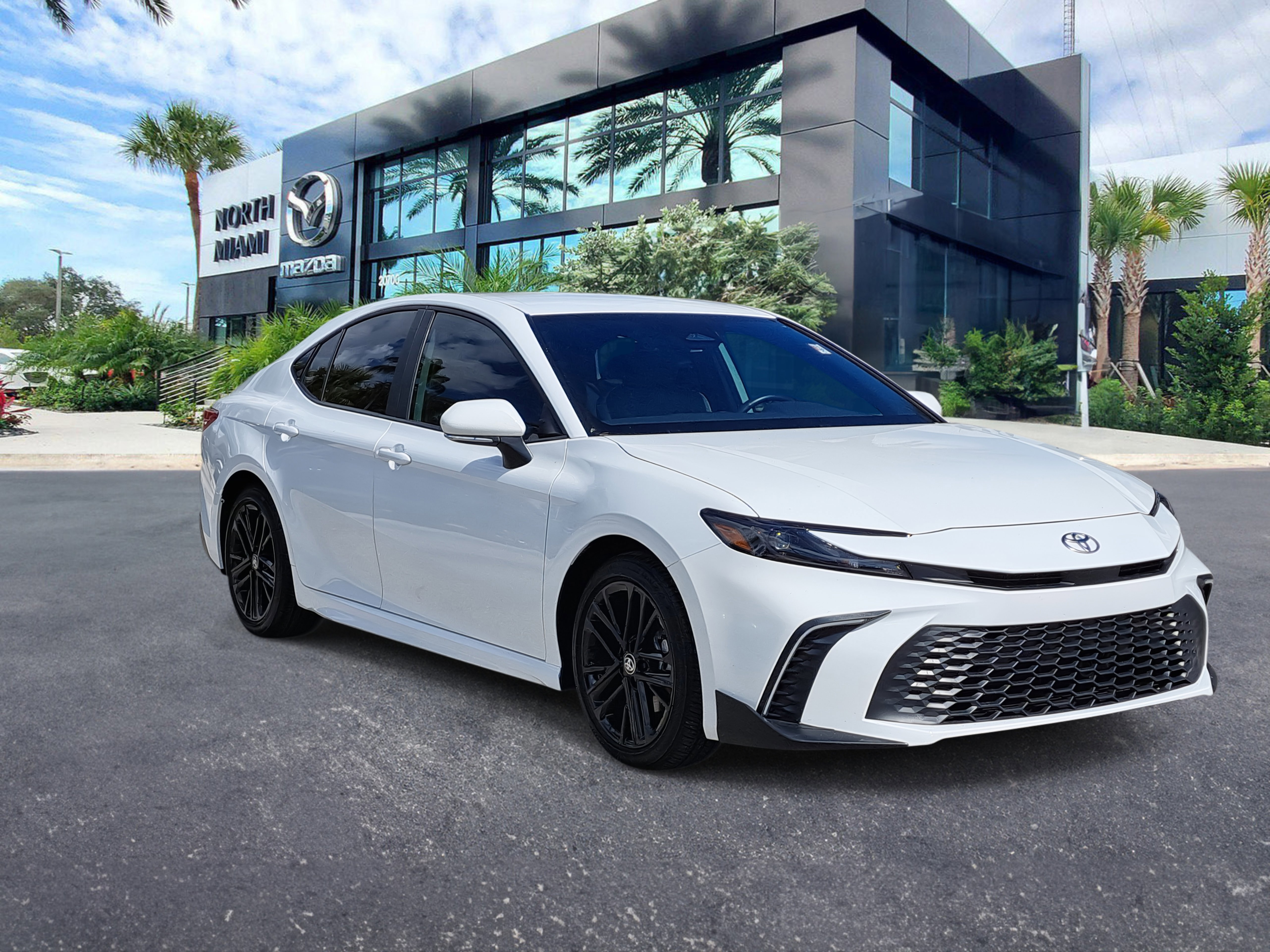 Used 2025 Toyota Camry SE image 3