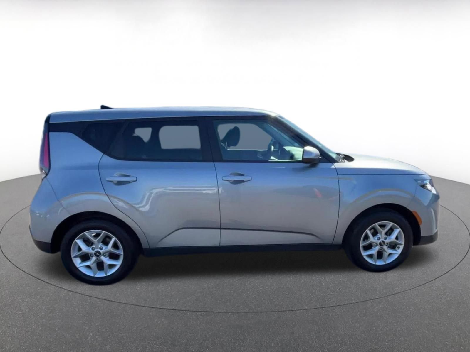 Used 2025 Kia Soul LX w/ LX Technology Package FWD image 16