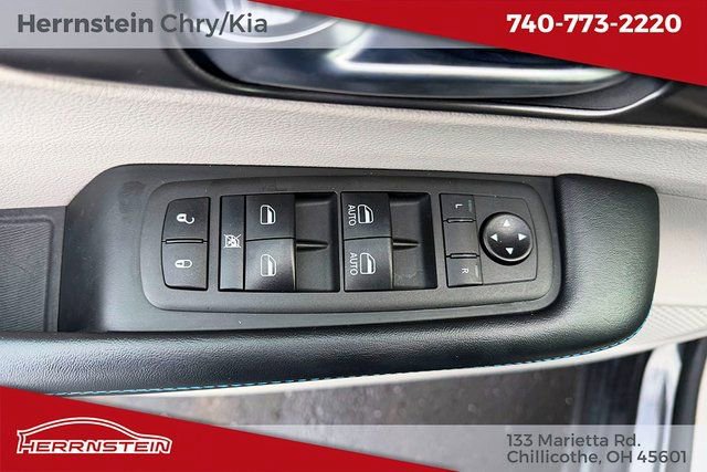 Used 2021 Chrysler Pacifica Touring-L image 14