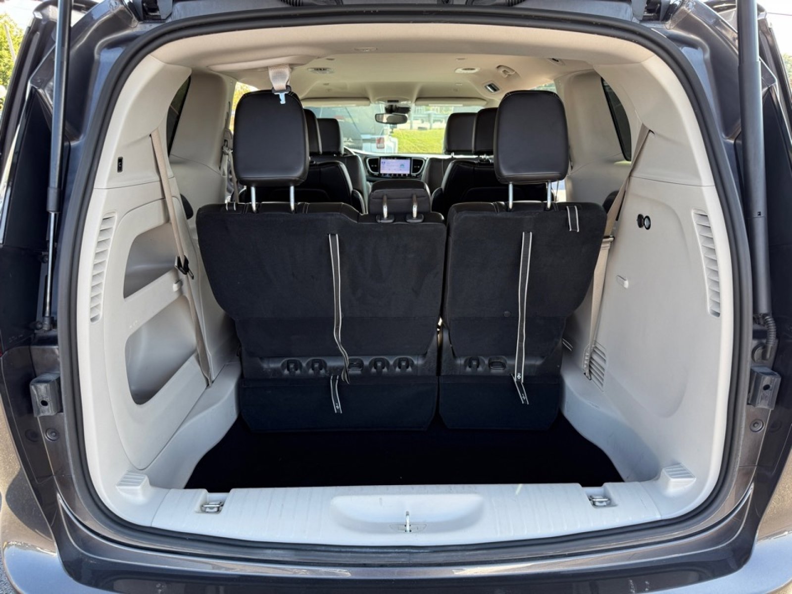 Used 2023 Chrysler Pacifica Touring-L image 22