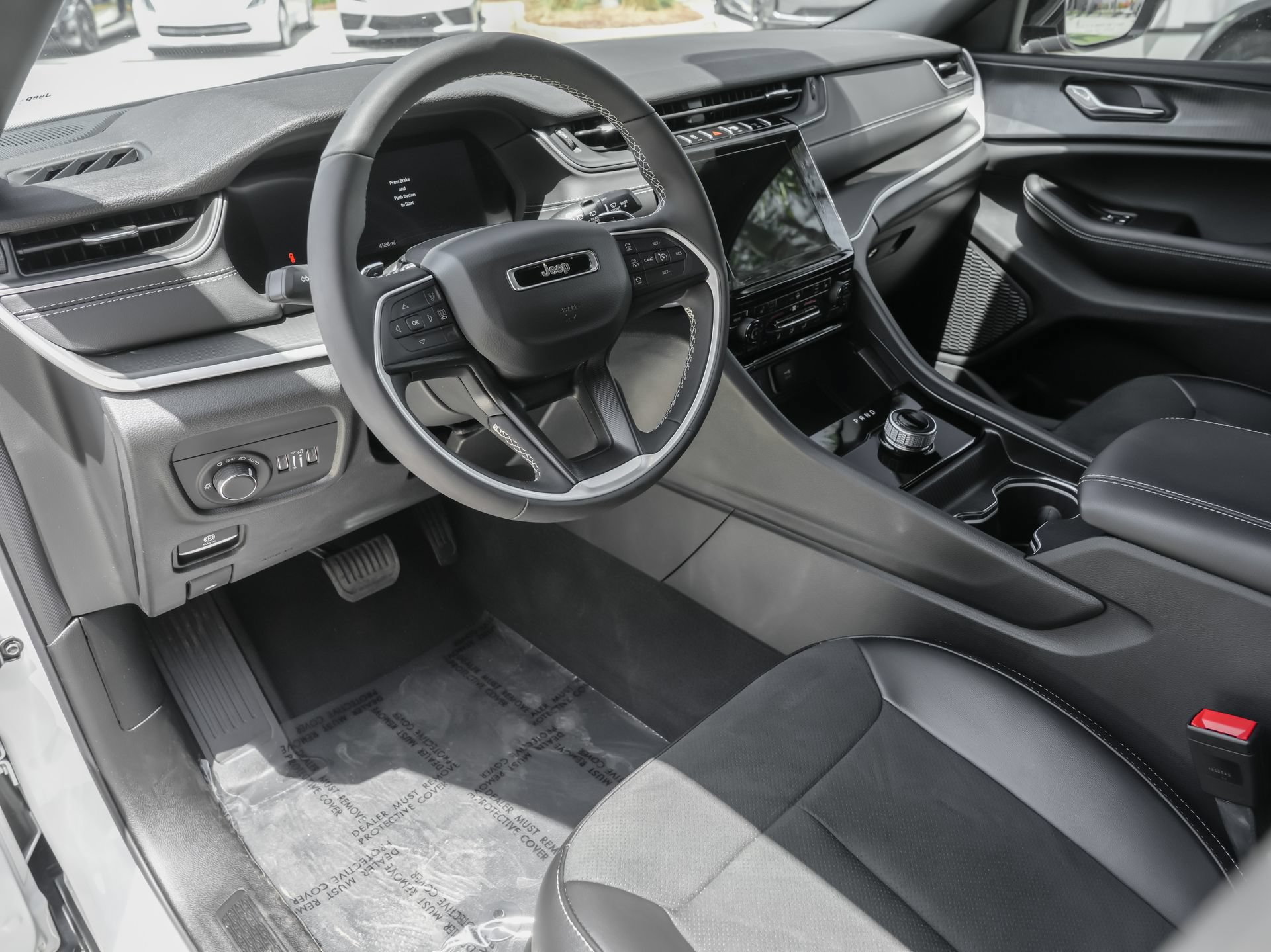 Used 2025 Jeep Grand Cherokee Altitude RWD image 8
