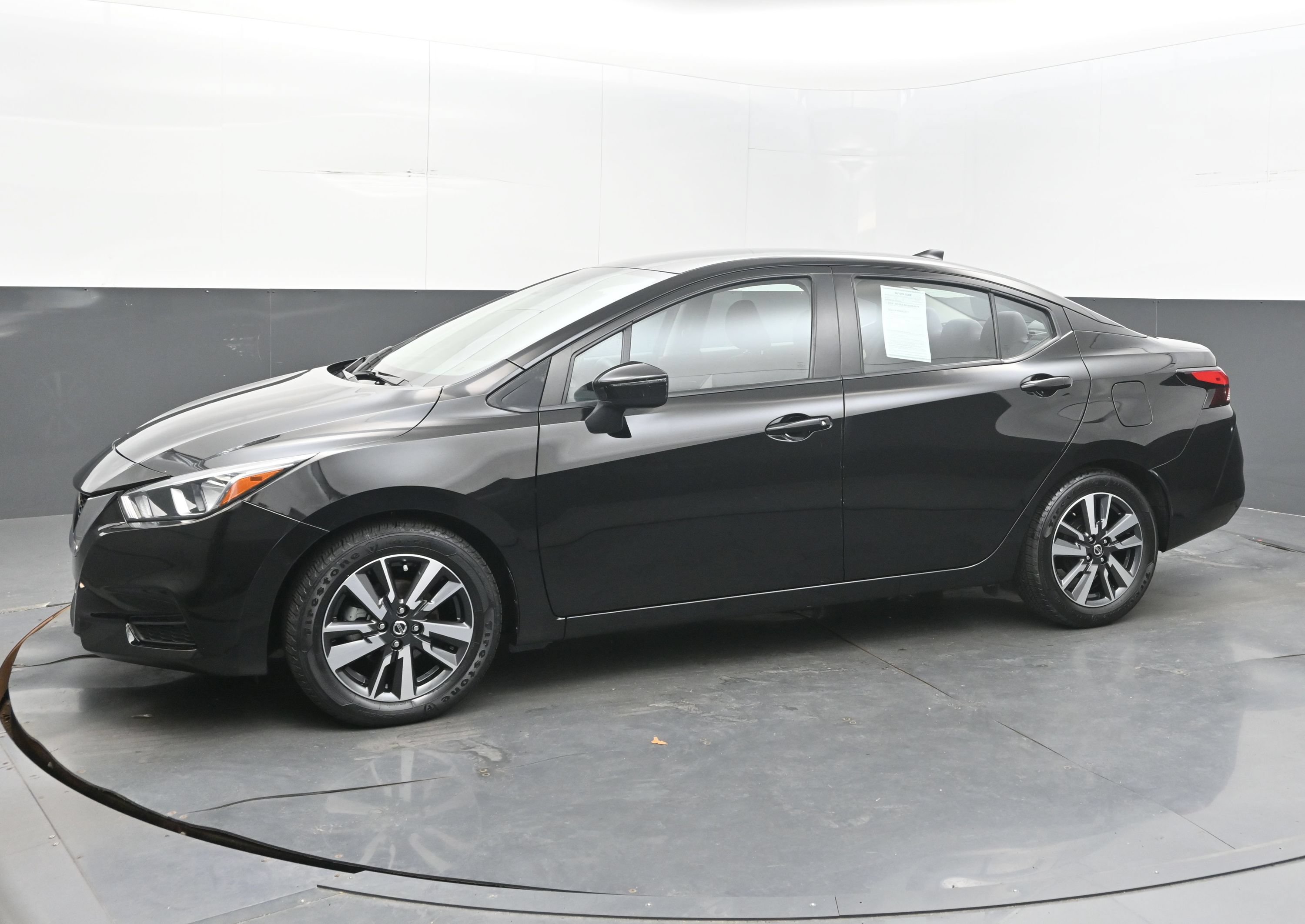 Used 2021 Nissan Versa SV FWD image 4