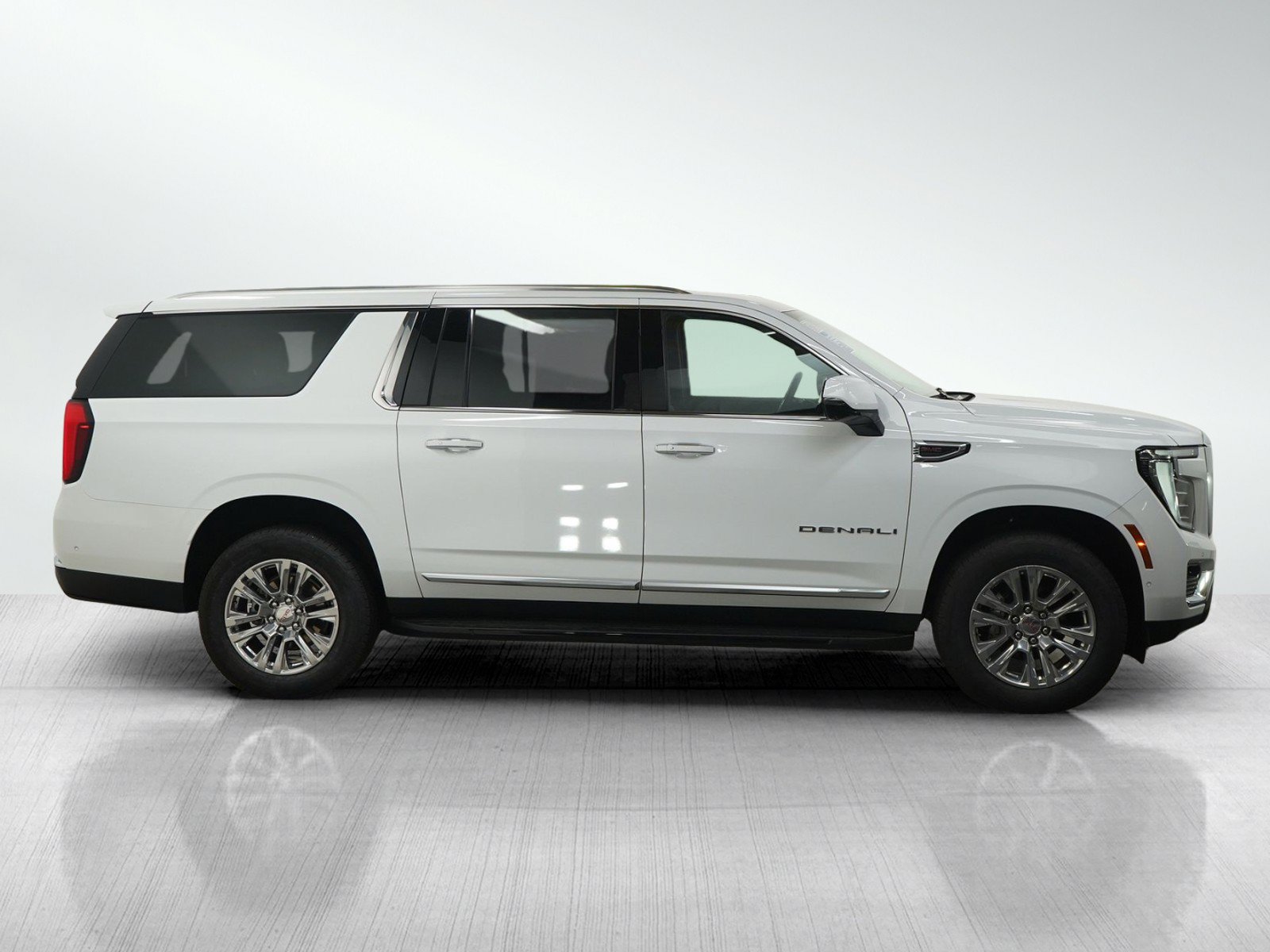 Used 2025 GMC Yukon XL Denali AWD/4WD image 6