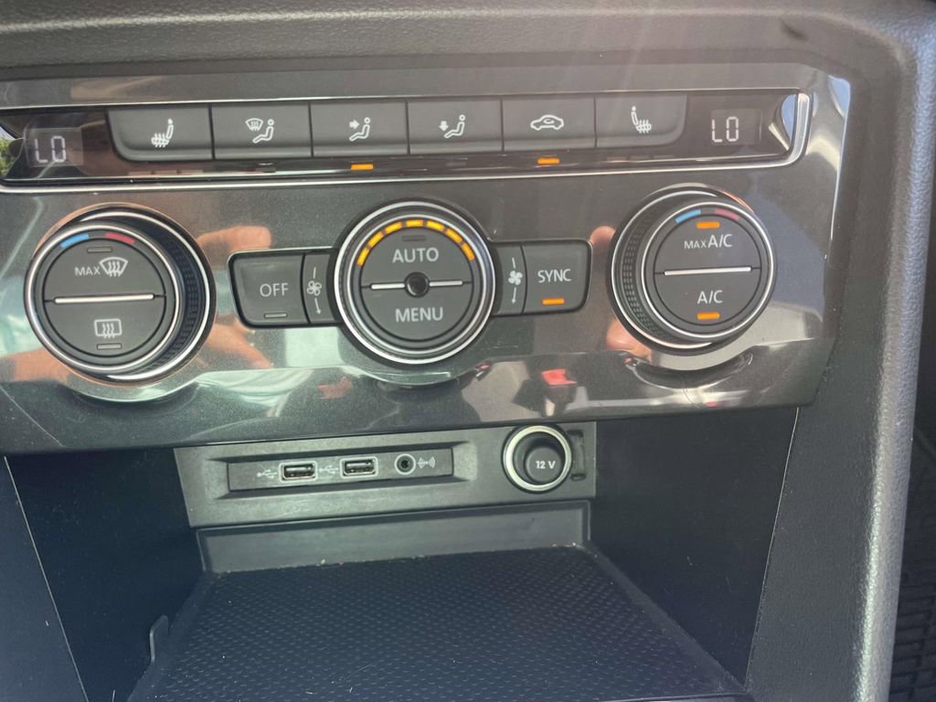 Used 2018 Volkswagen Tiguan SE w/ Panoramic Sunroof Package image 25
