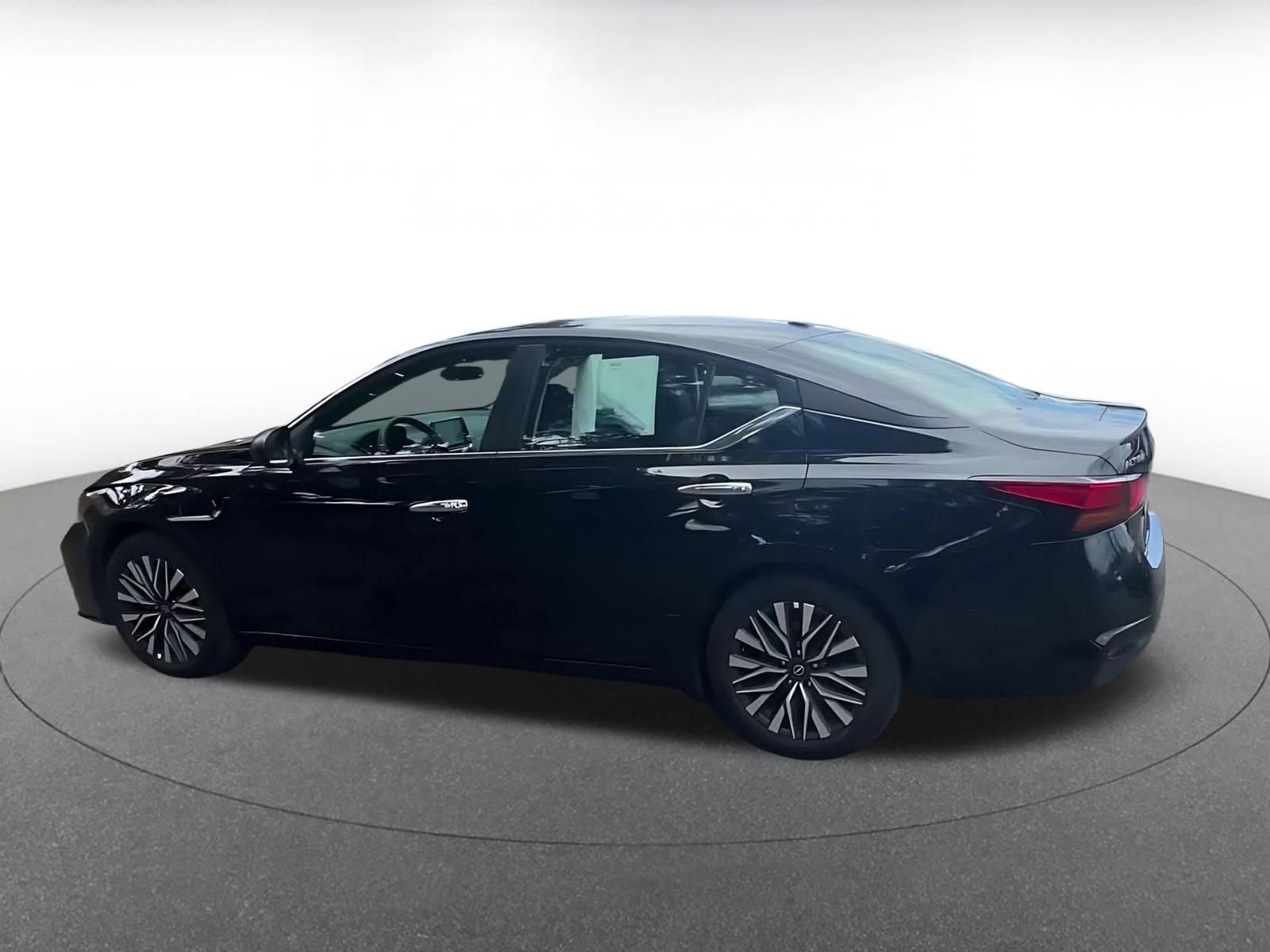 Used 2025 Nissan Altima 2.5 SV FWD image 12