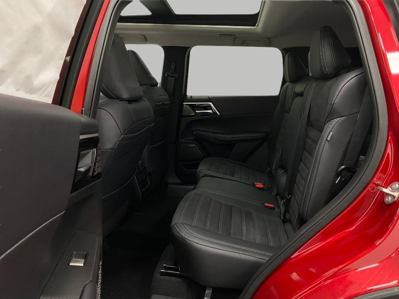 Used 2025 Mitsubishi Outlander SE image 31