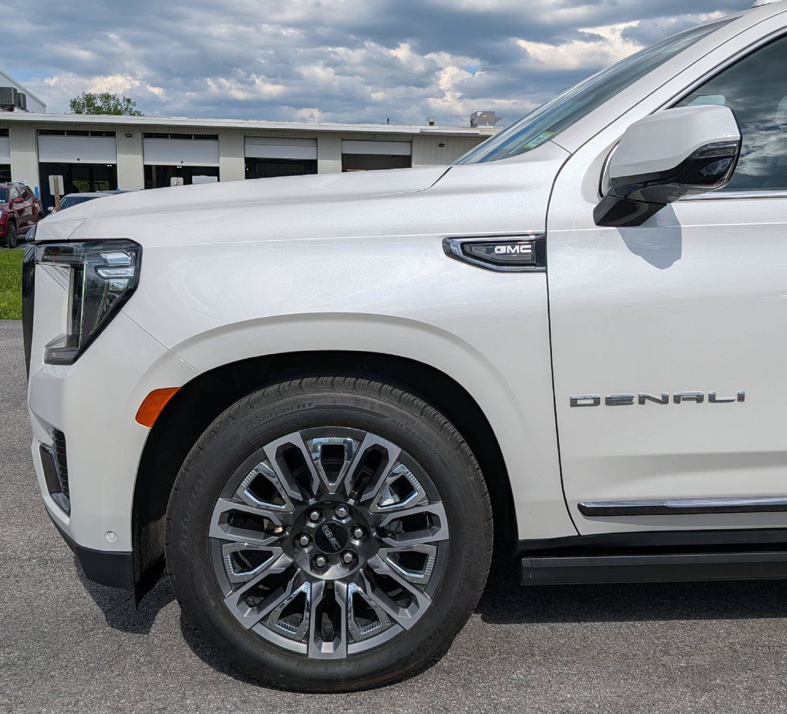 Used 2023 GMC Yukon XL Denali Ultimate AWD/4WD image 3
