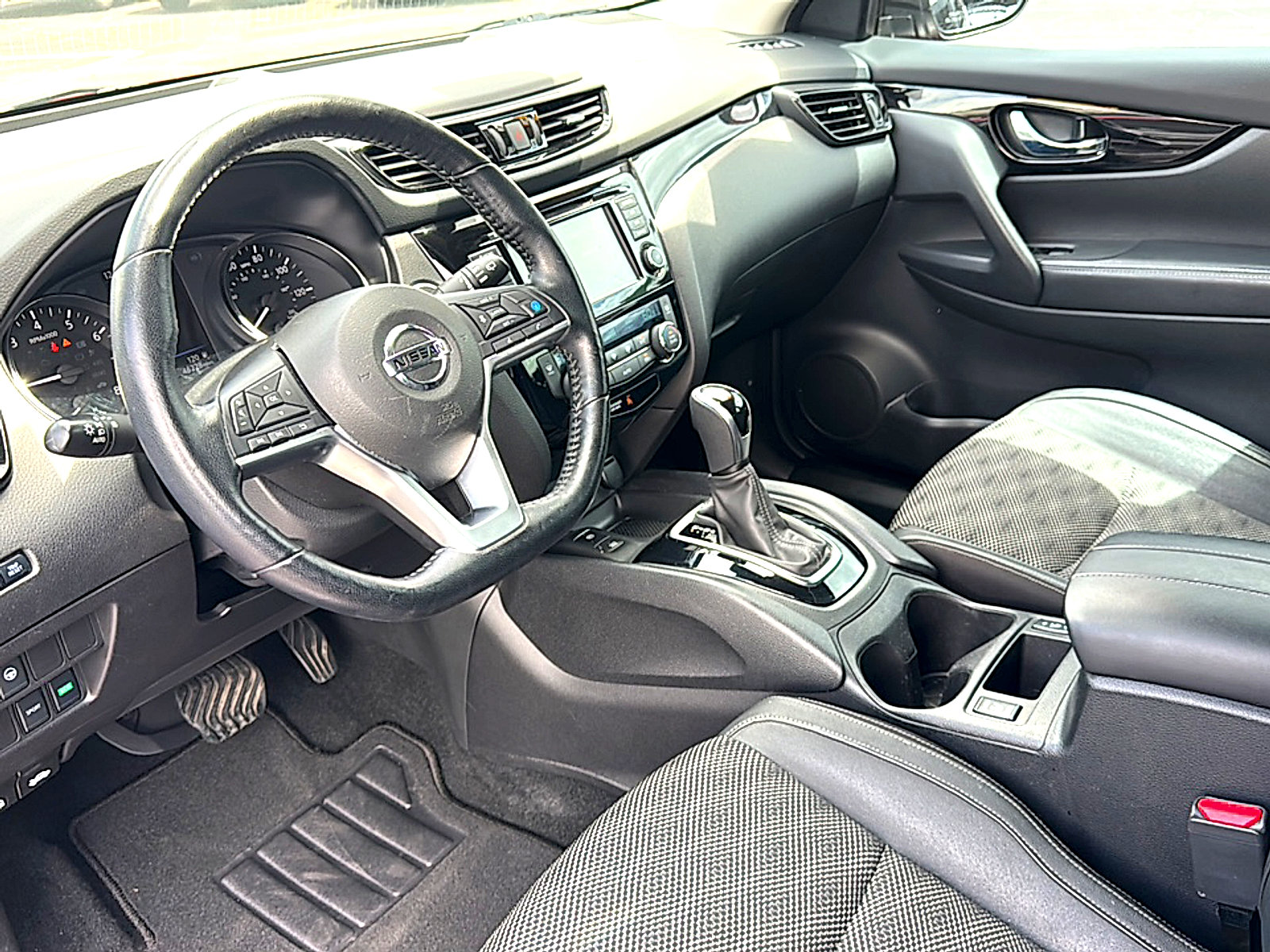 Used 2022 Nissan Rogue Sport SV w/ Technology Package FWD image 12