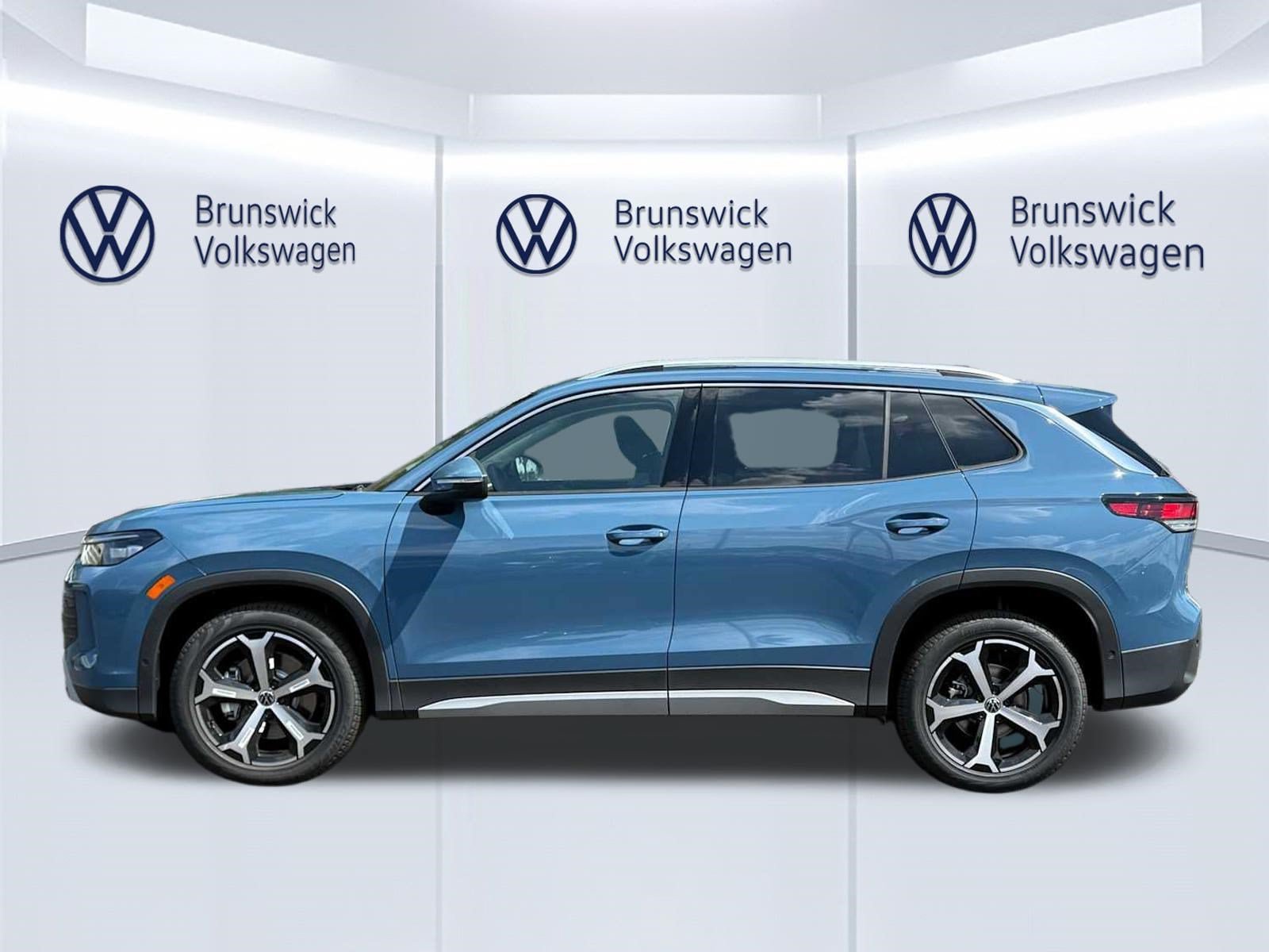 New 2026 Volkswagen Tiguan SE AWD/4WD image 3