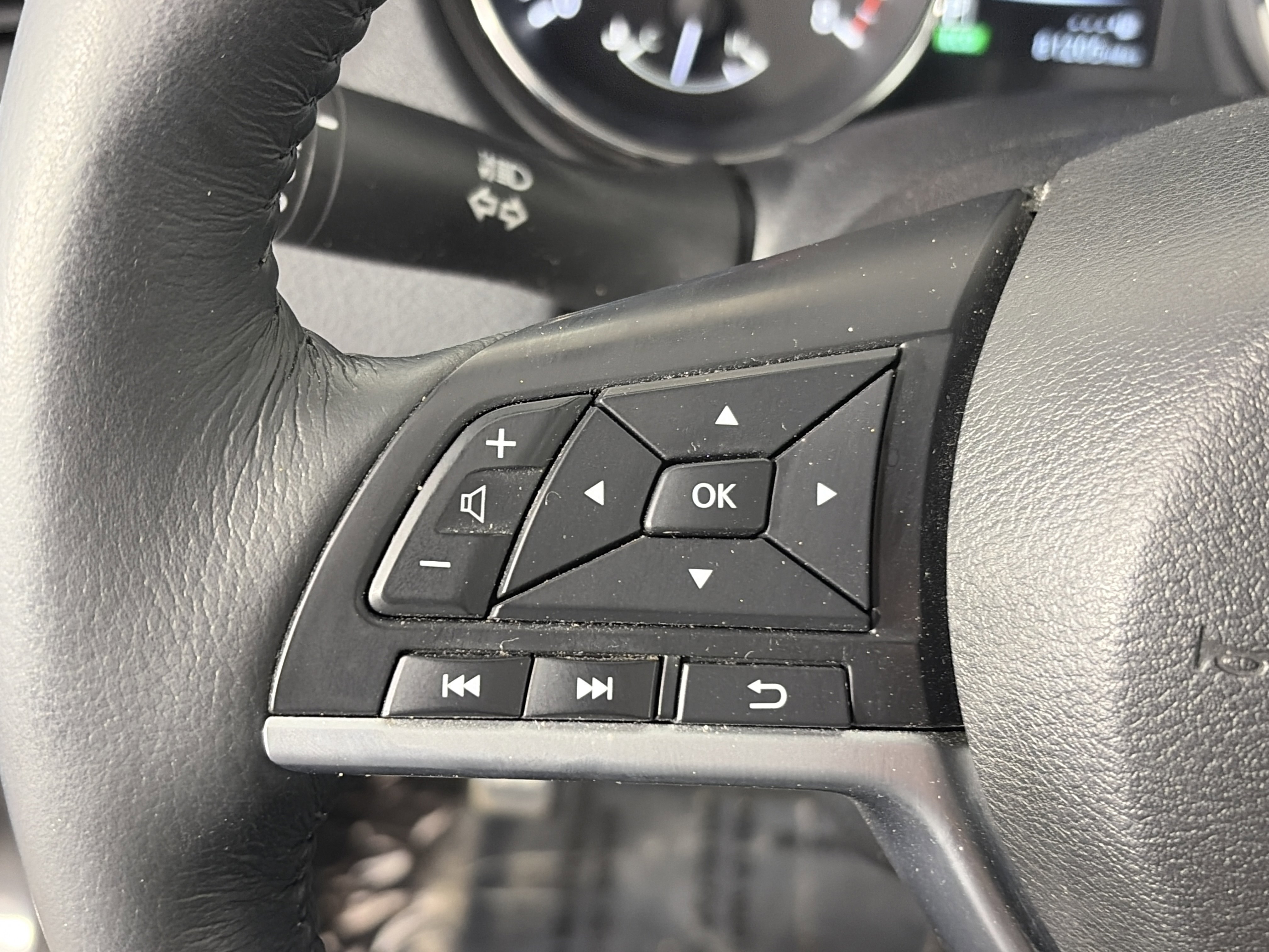 Used 2017 Nissan Rogue SV w/ SV Premium Package image 28