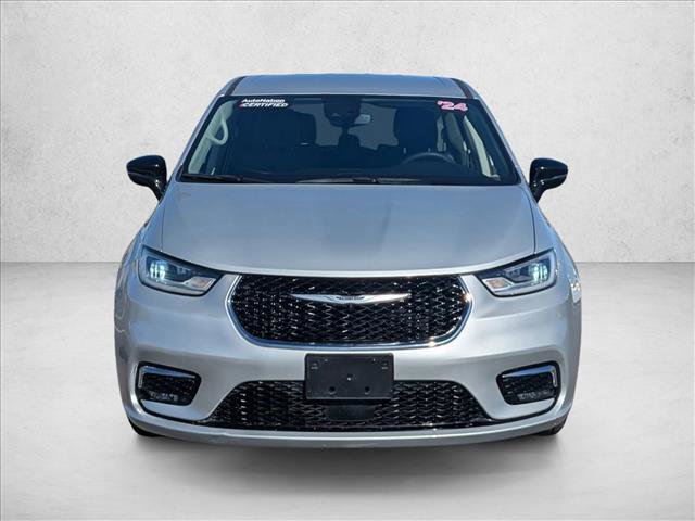 Used 2024 Chrysler Pacifica Select image 2