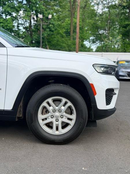 Used 2022 Jeep Grand Cherokee Laredo w/ Luxury Tech Group I AWD/4WD image 4