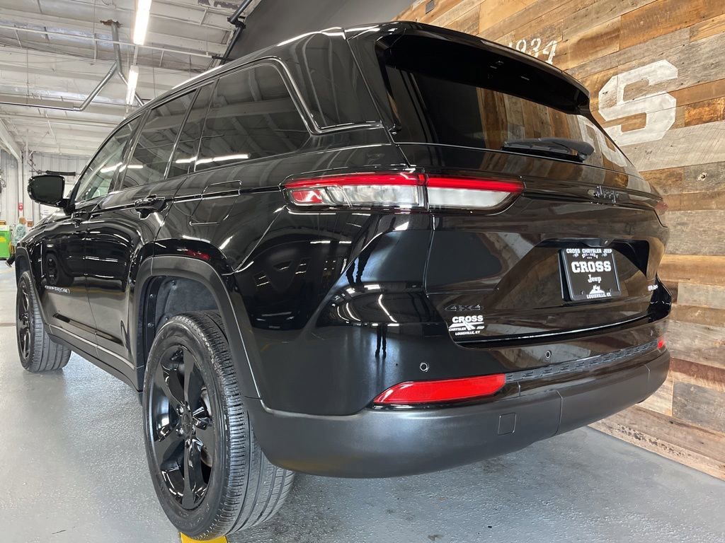 Used 2023 Jeep Grand Cherokee Limited w/ Black Appearance Package AWD/4WD image 19