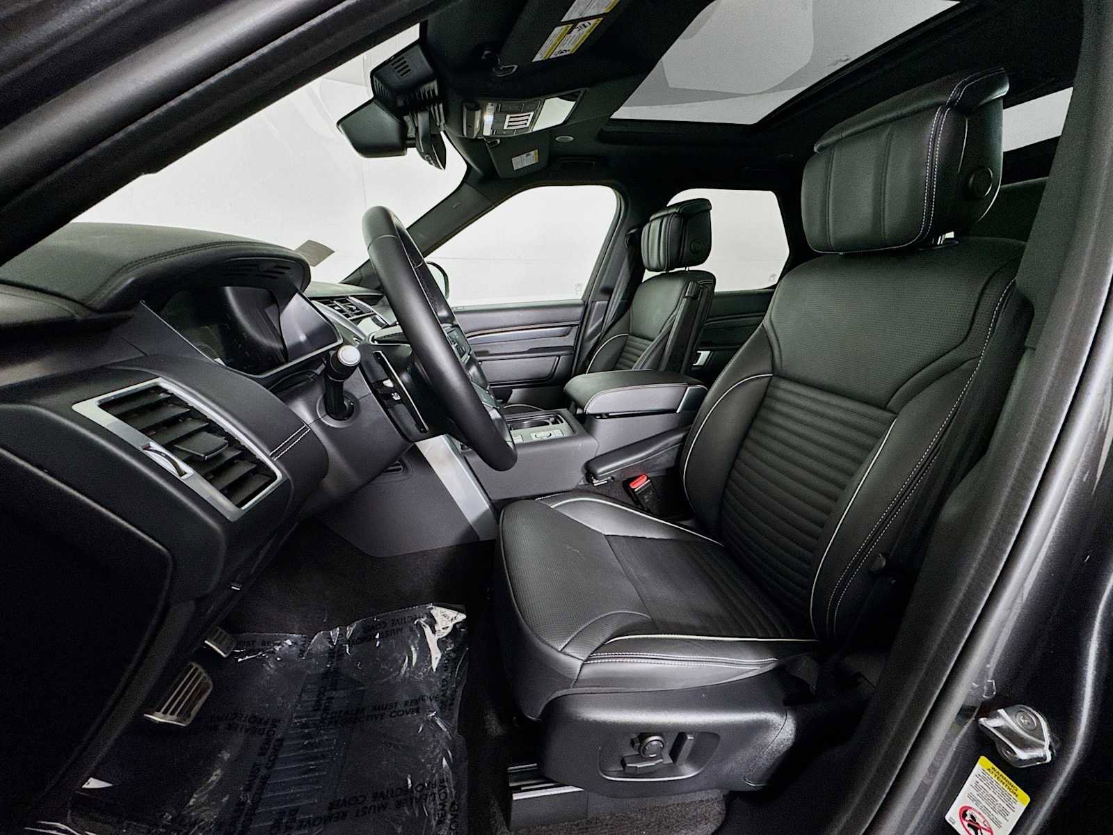 Used 2024 Land Rover Discovery Metropolitan Edition image 11