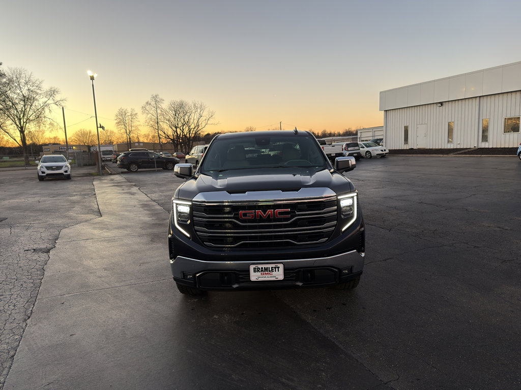 Used 2022 GMC Sierra 1500 SLT image 2