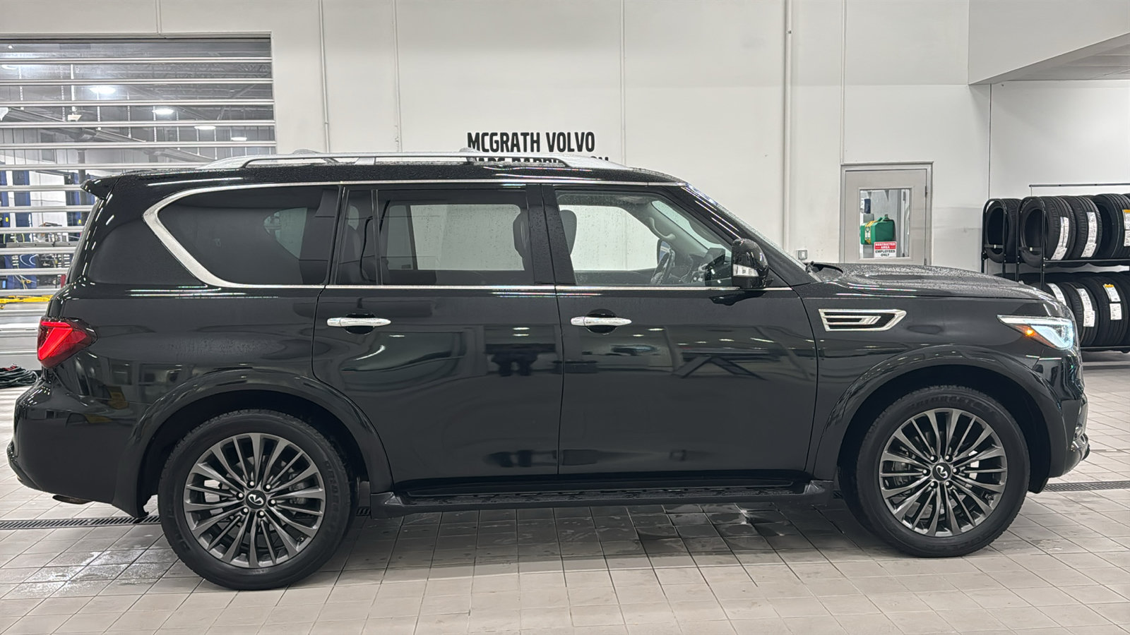 Used 2023 INFINITI QX80 Premium Select w/ Cargo Package AWD/4WD image 4