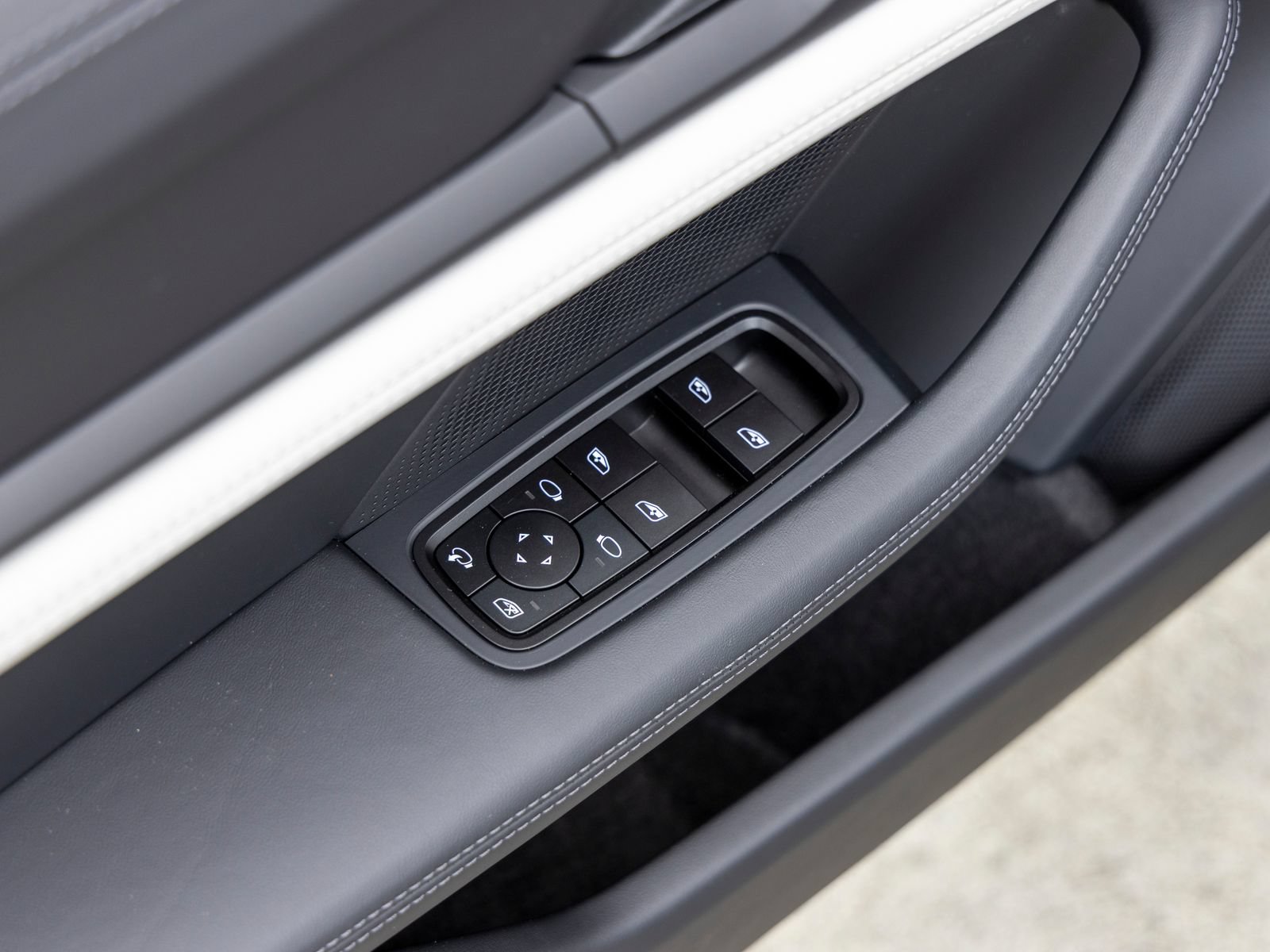 New 2026 Porsche Taycan AWD/4WD image 28