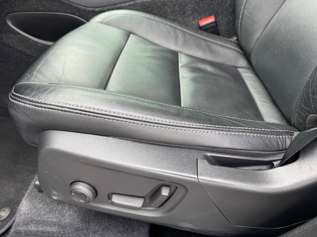 Used 2022 Volvo XC40 T4 Momentum image 18