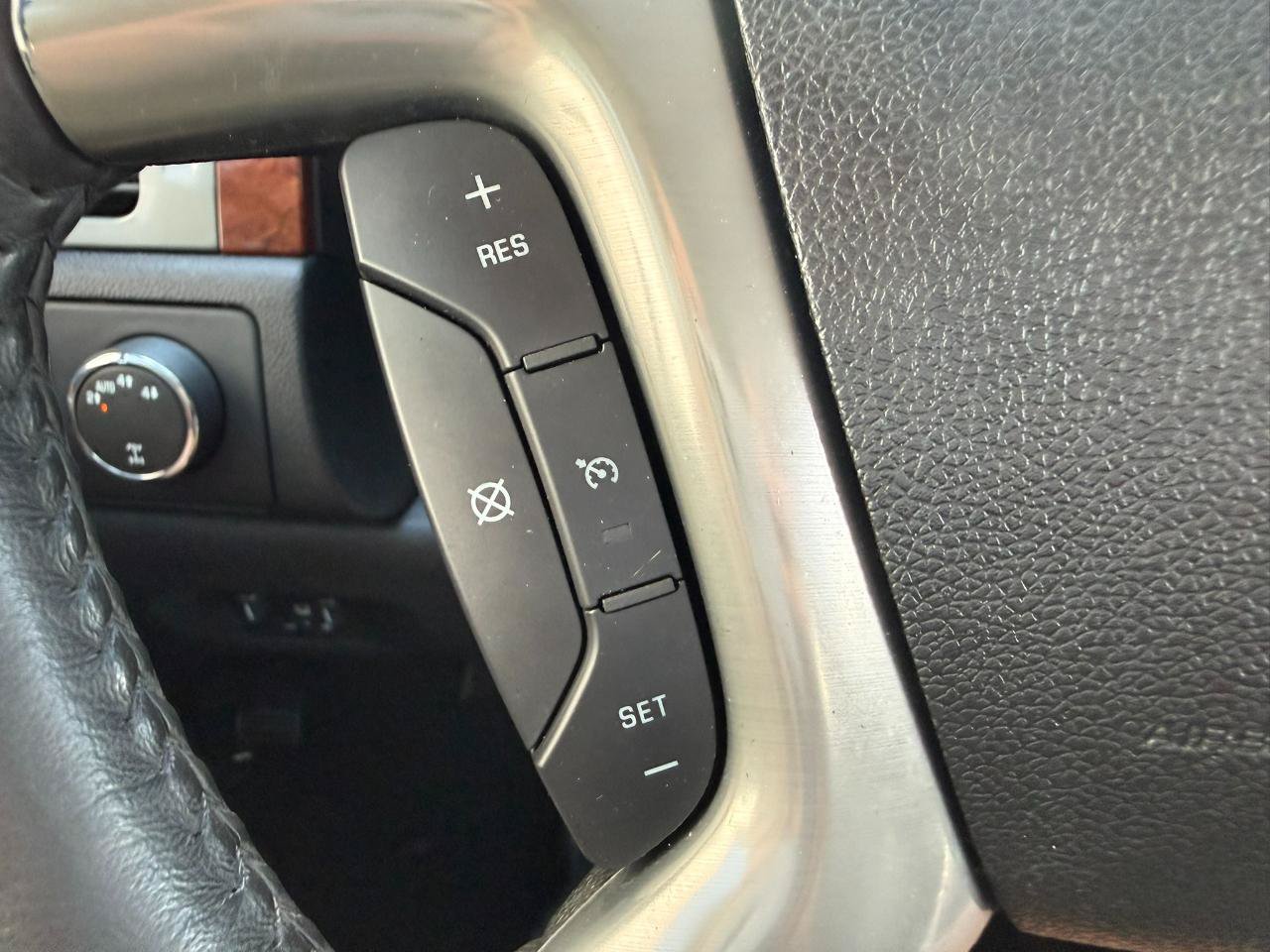 Used 2011 Chevrolet Avalanche LTZ AWD/4WD image 27