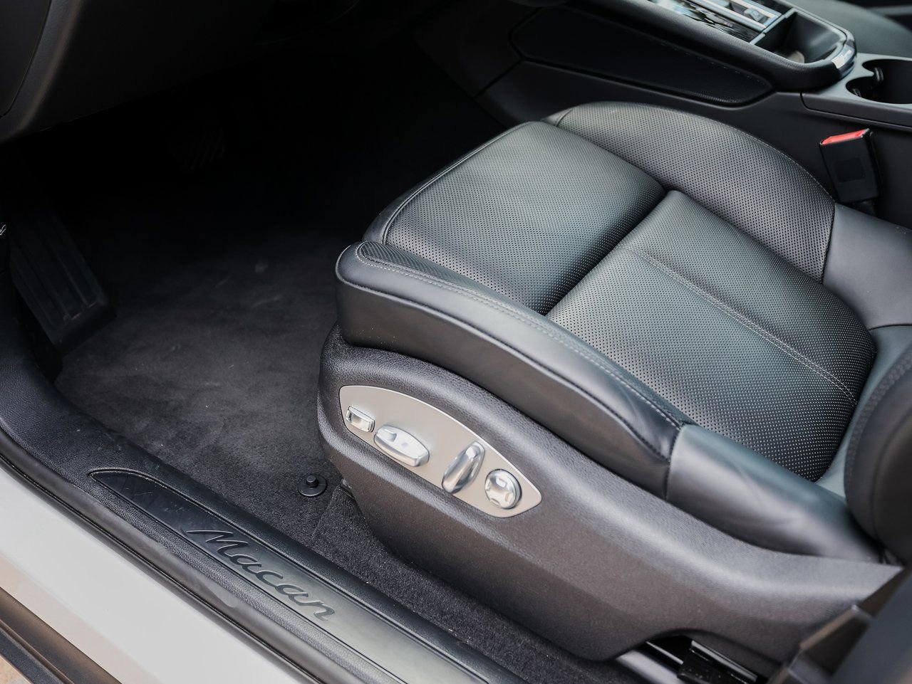 Certified 2025 Porsche Macan image 14
