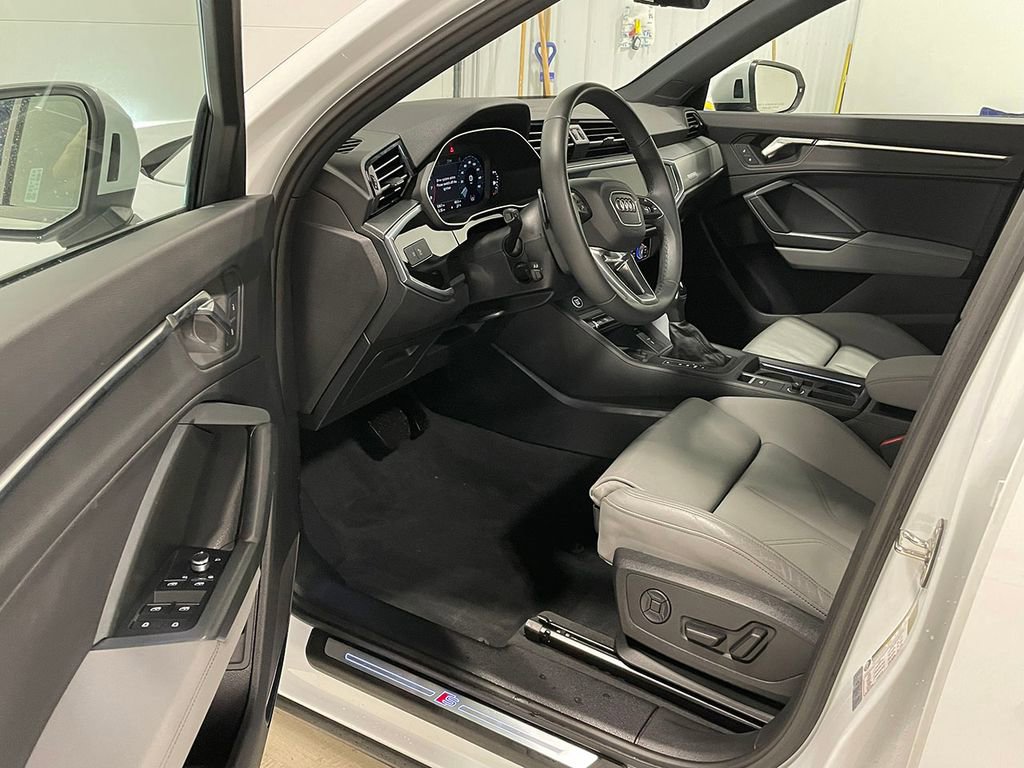 Used 2025 Audi Q3 2.0T Premium w/ Convenience Package image 17