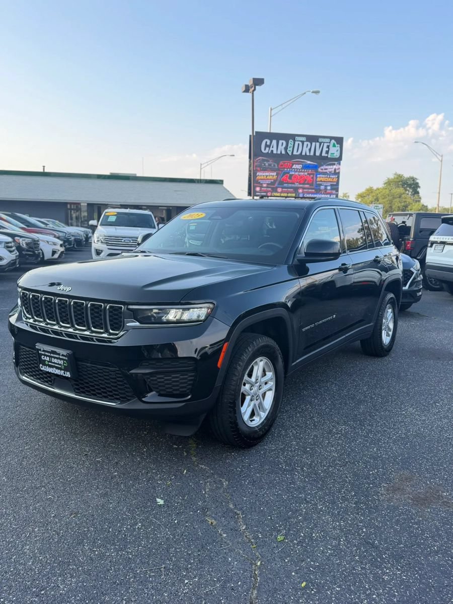 Used 2023 Jeep Grand Cherokee Laredo AWD/4WD image 2