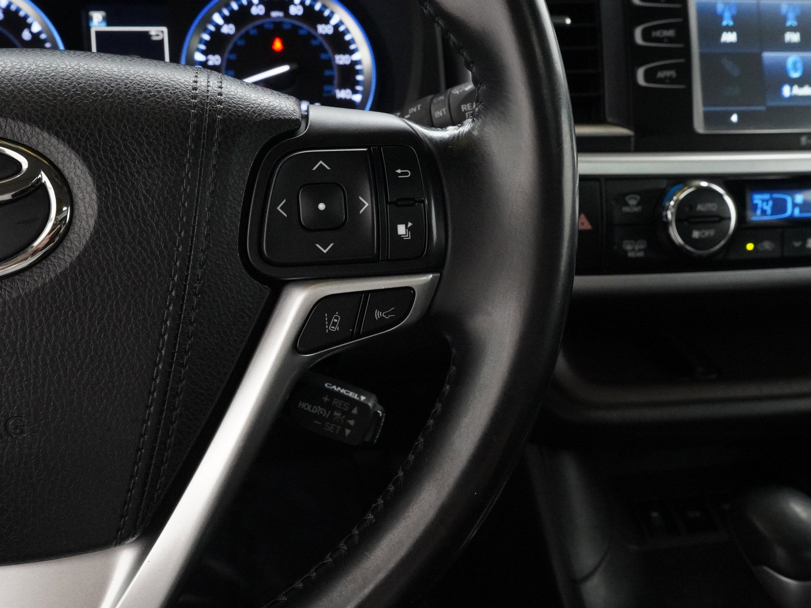 Used 2017 Toyota Highlander XLE image 24