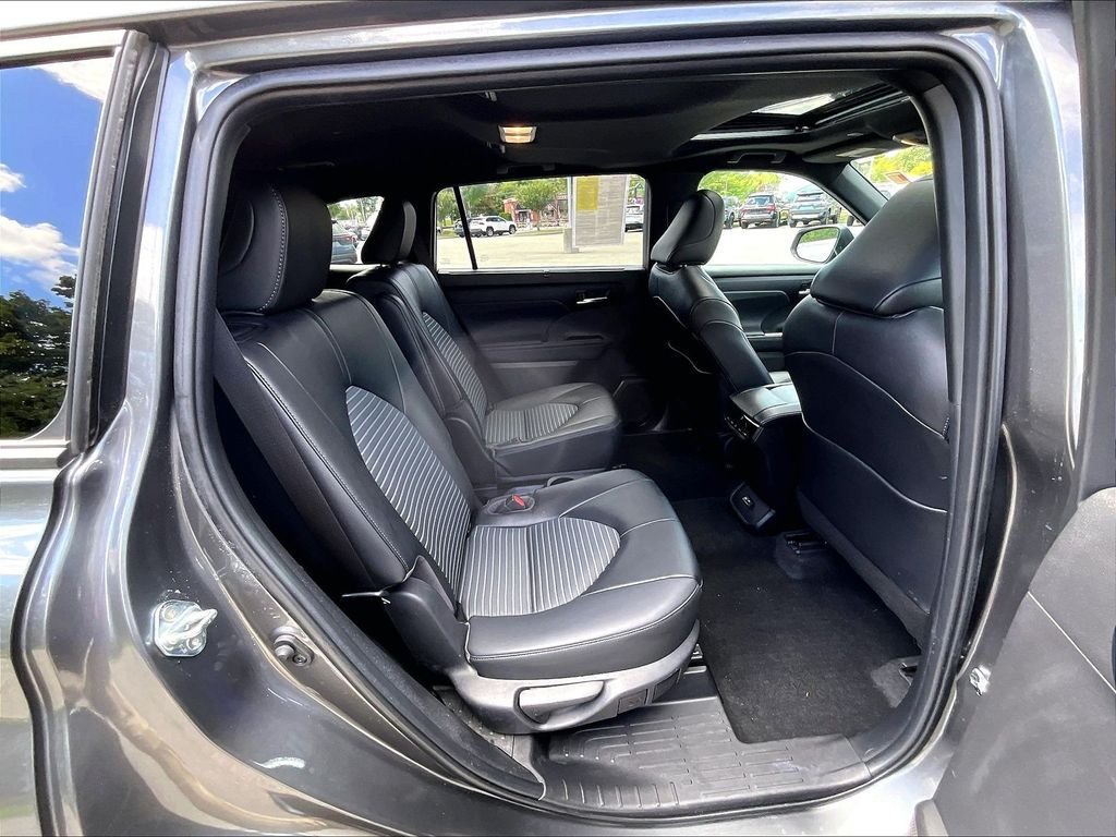 Used 2023 Toyota Highlander XSE AWD/4WD image 16