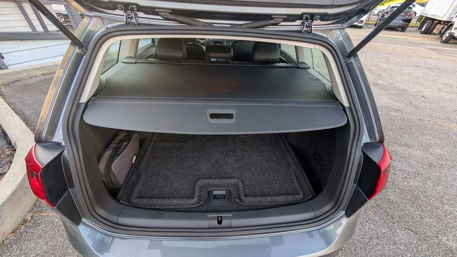 Used 2017 Volkswagen Golf Alltrack SE image 32