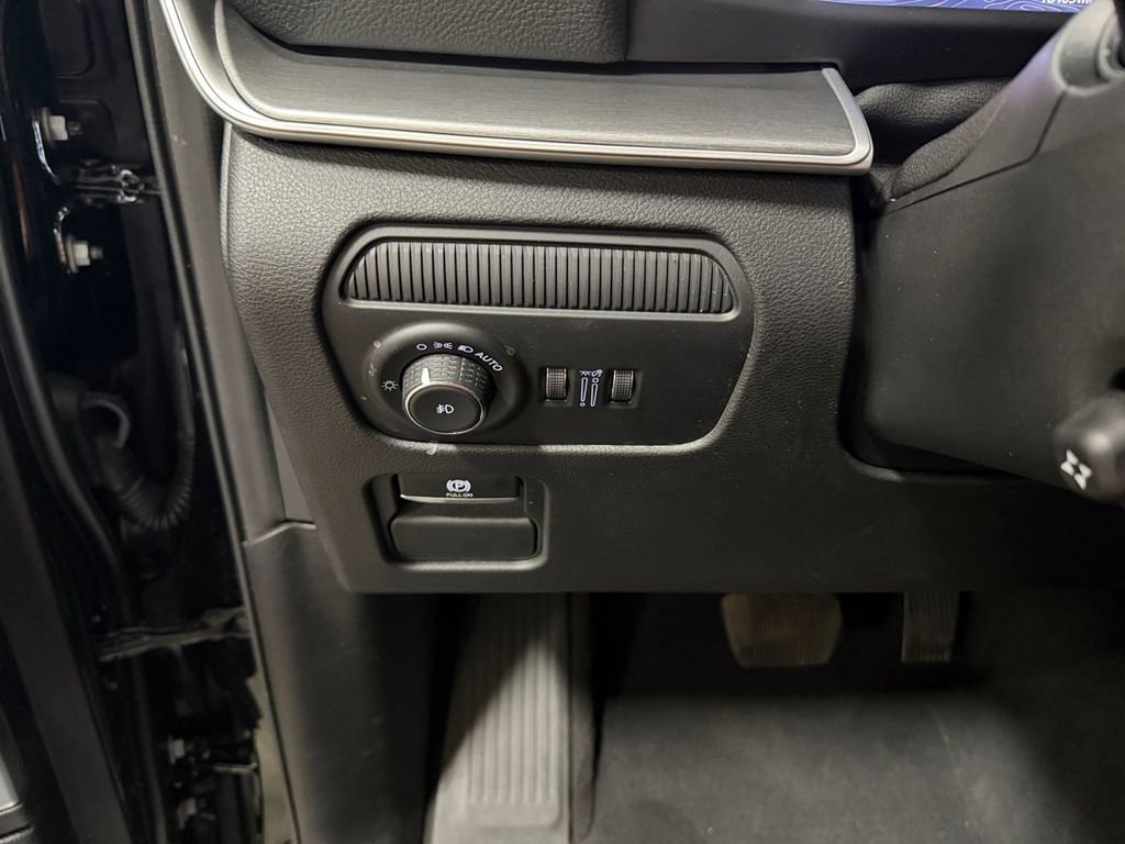 Used 2025 Jeep Wagoneer L Series III AWD/4WD image 31