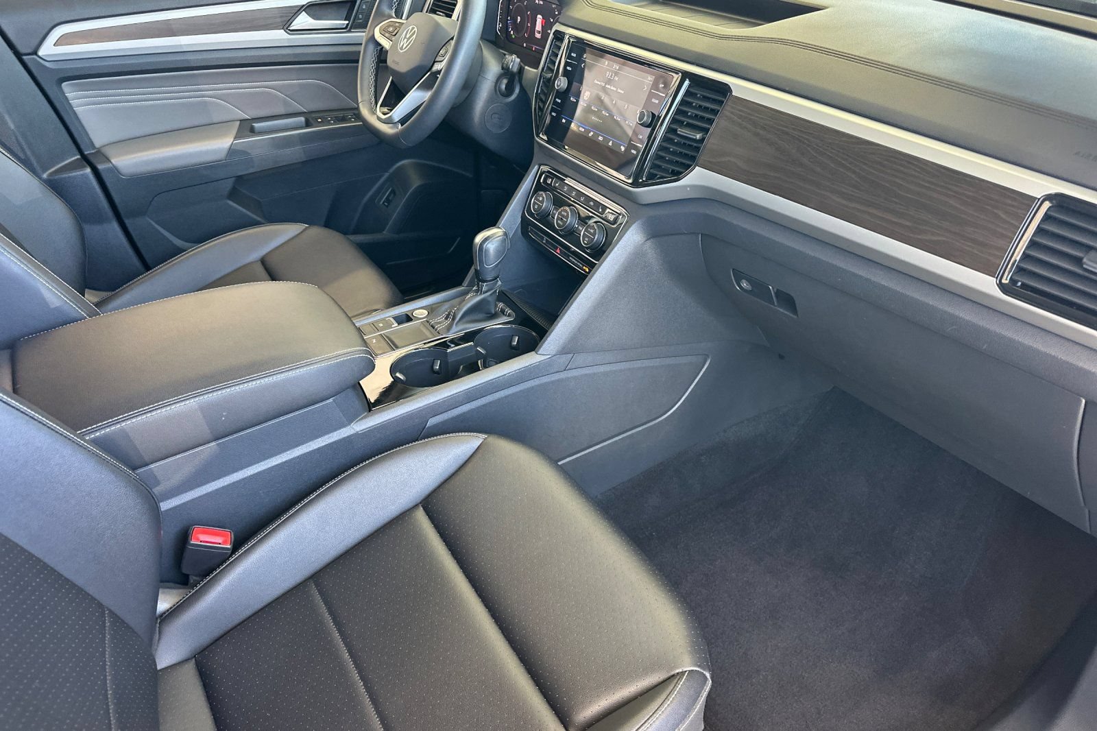 Used 2023 Volkswagen Atlas SE w/ Black Wheel Package FWD image 17