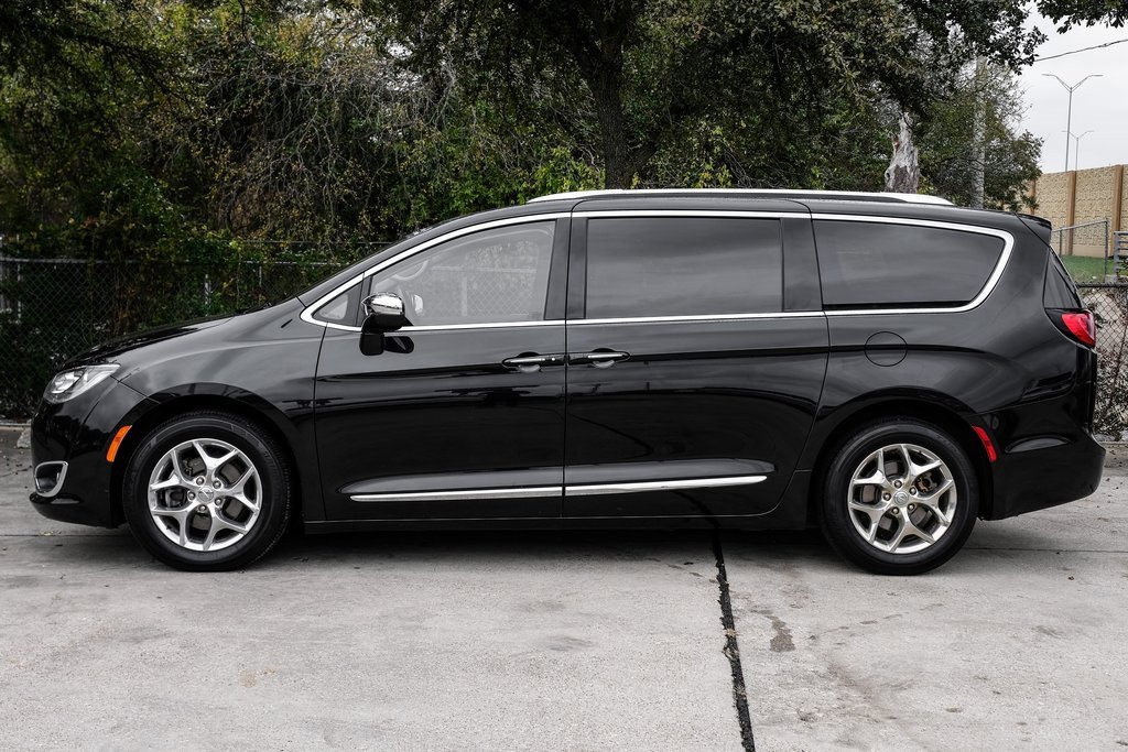 Used 2018 Chrysler Pacifica Limited image 21