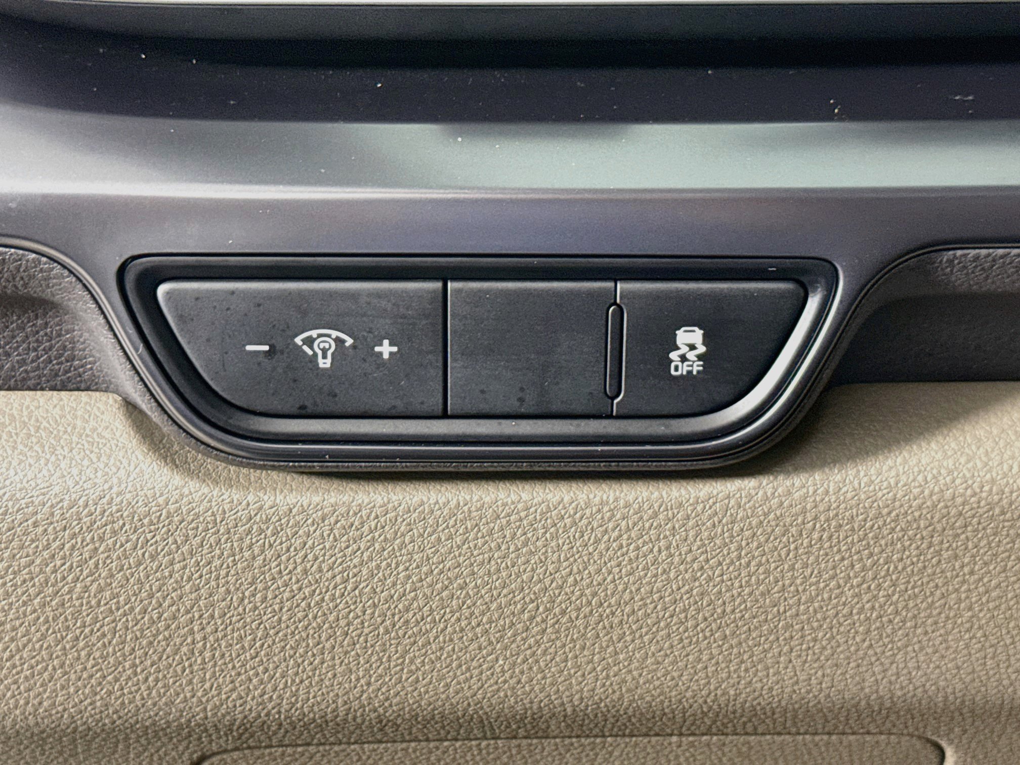 Used 2025 Kia Carnival FWD image 9