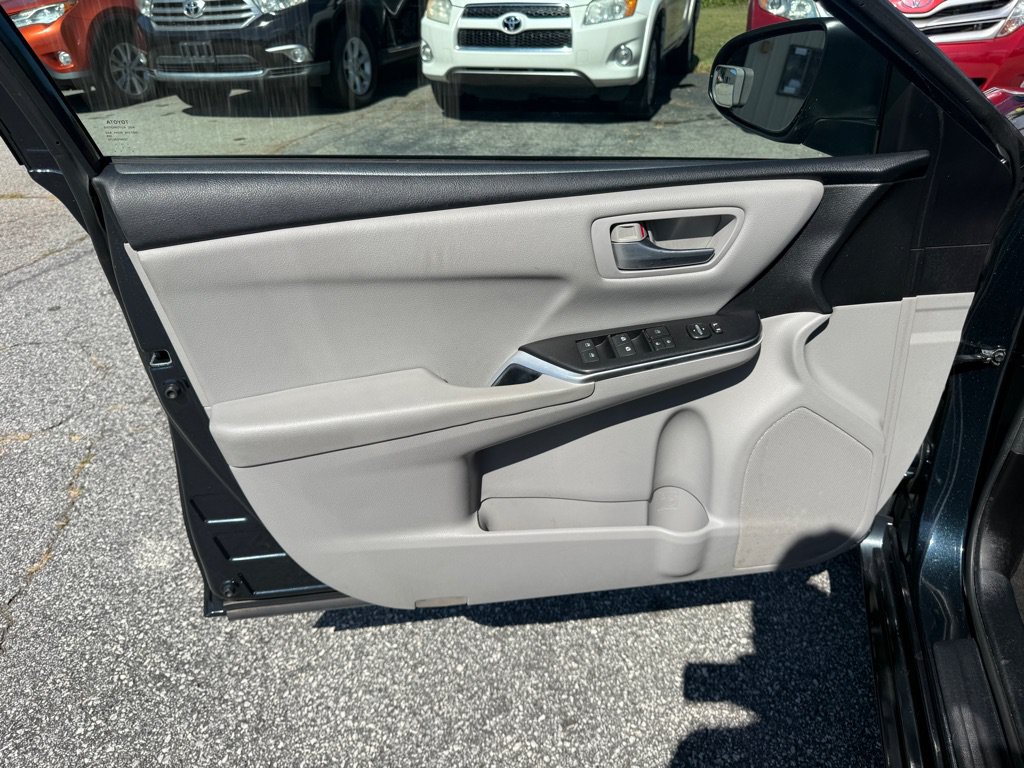 Used 2017 Toyota Camry SE FWD image 12