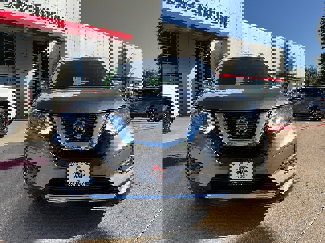 Used 2018 Nissan Rogue SV image 4