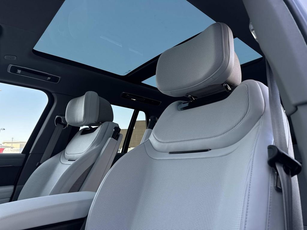 New 2026 Land Rover Range Rover SV image 18