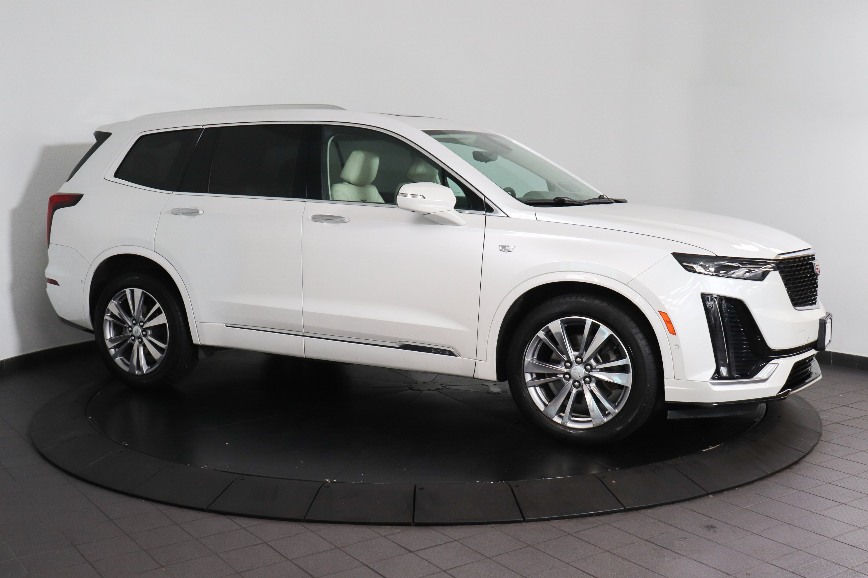 Used 2024 Cadillac XT6 Premium Luxury w/ Technology Package AWD/4WD image 8