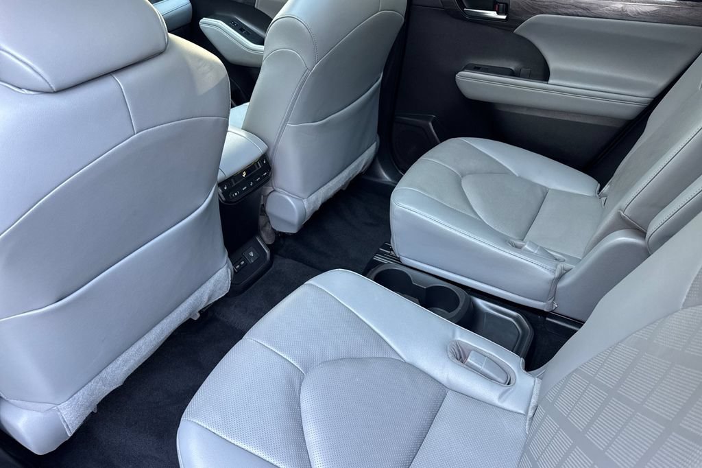 Used 2022 Toyota Highlander Platinum AWD/4WD image 11