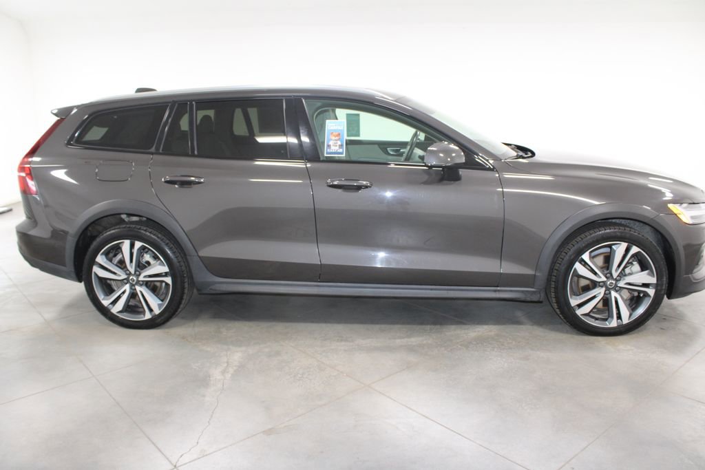 Used 2024 Volvo V60 B5 Cross Country Plus image 11