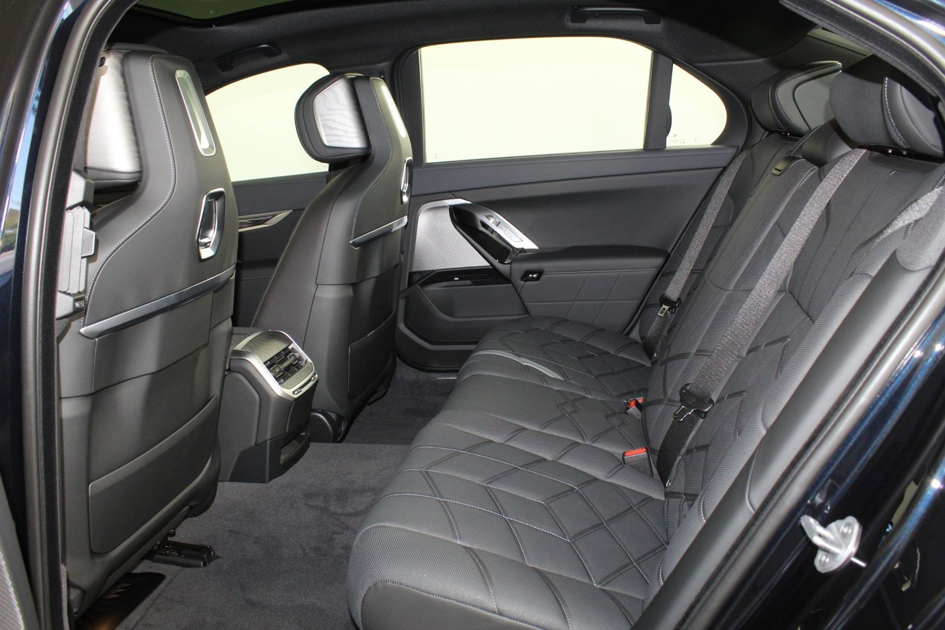 Used 2026 BMW i7 M70 w/ Premium Package image 24