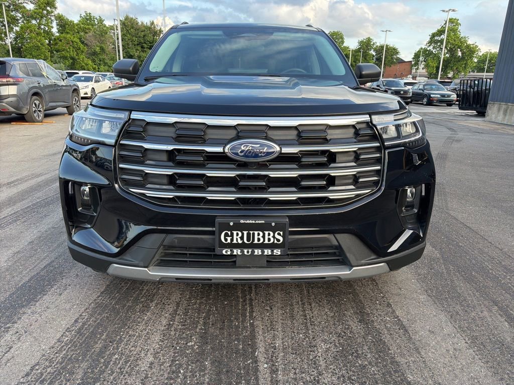 Used 2025 Ford Explorer Active w/ Active Comfort Package RWD image 2