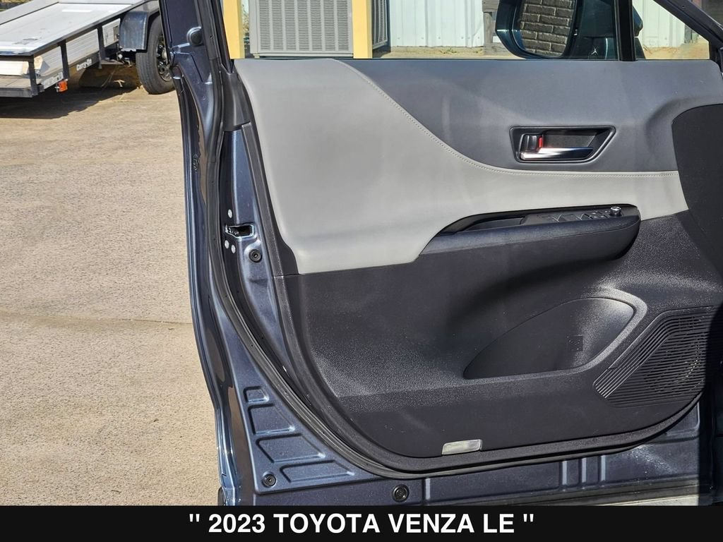 Used 2023 Toyota Venza LE AWD/4WD image 14