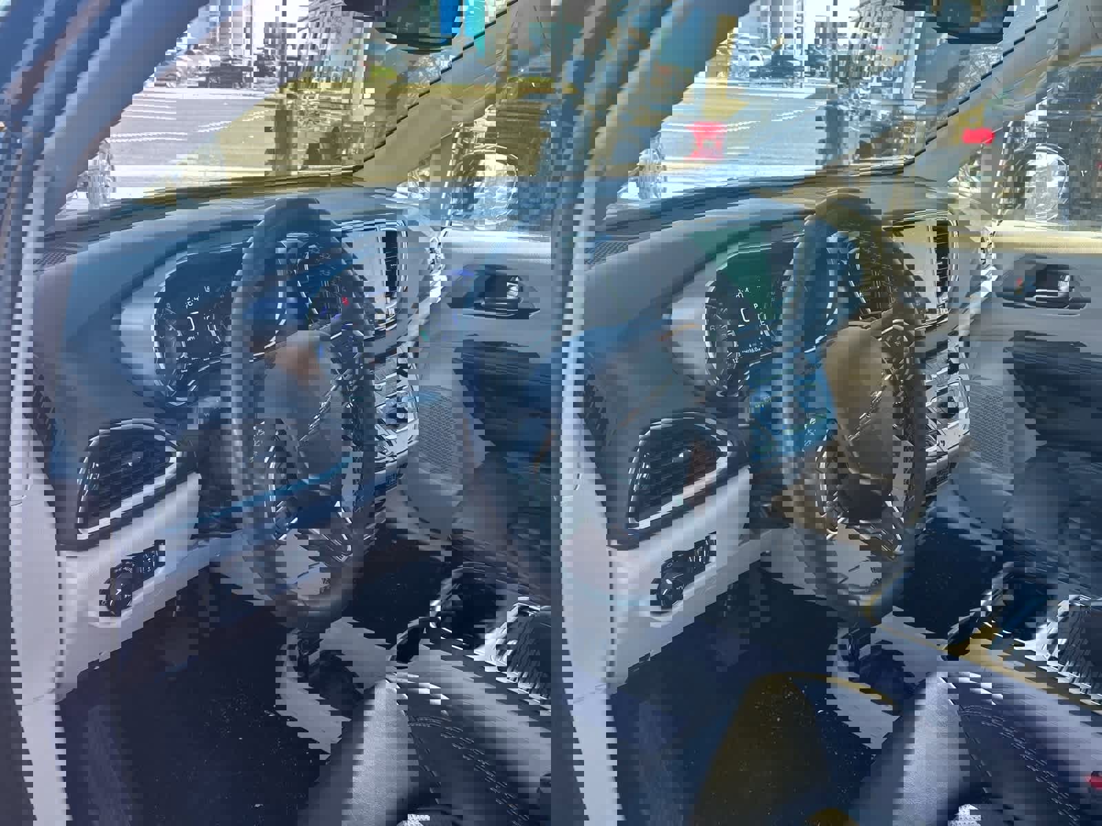 Used 2024 Chrysler Pacifica Touring-L image 17