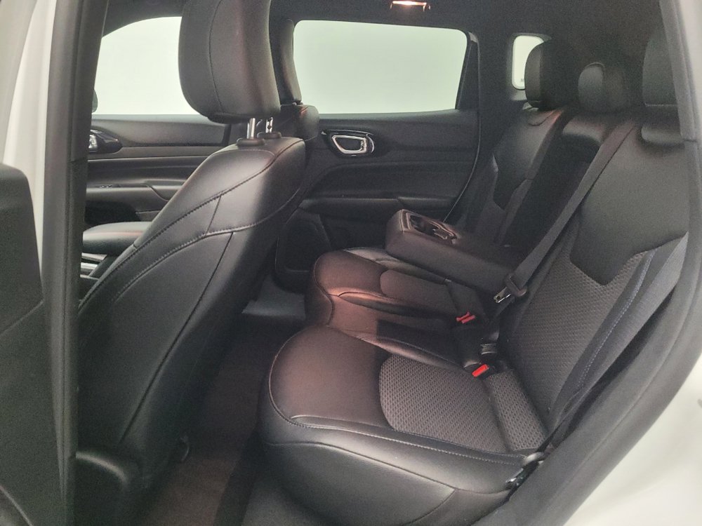 Used 2025 Jeep Compass Latitude w/ Convenience Group AWD/4WD image 18
