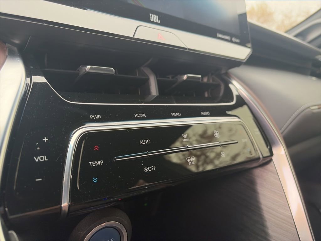 Used 2021 Toyota Venza Limited image 17