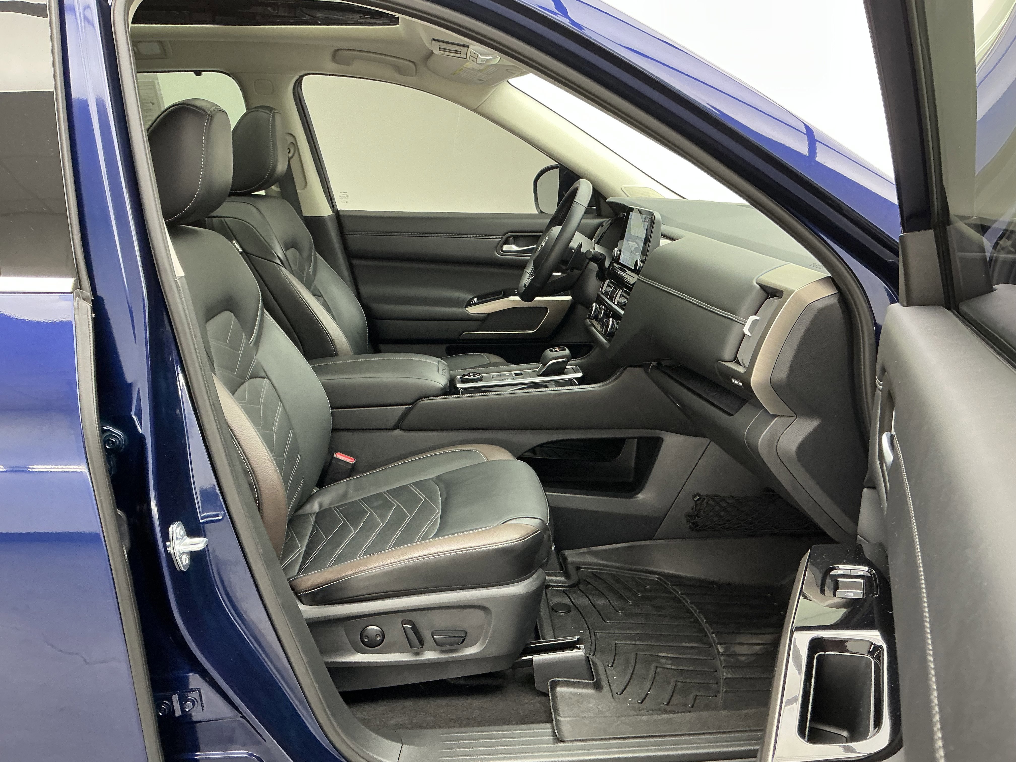Used 2024 Nissan Pathfinder Platinum image 26