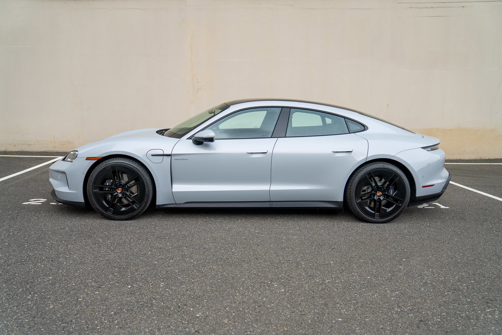 Used 2025 Porsche Taycan image 2